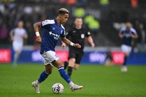 九游体育-太阳报：小蜜蜂有意伊镇中场哈钦森，3500万镑解约金条款今日到期