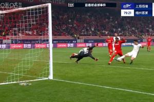 九游官网-加布里埃尔门前补射被放倒，裁判经VAR确认后判罚没有点球