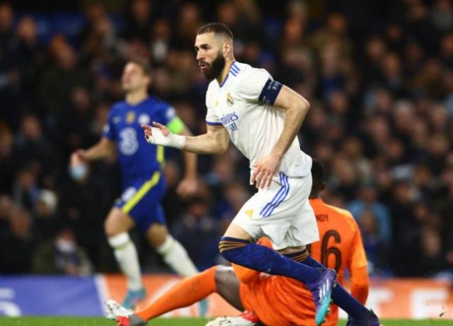 九游游戏-【600字】世一锋争夺战：本泽马or莱万？