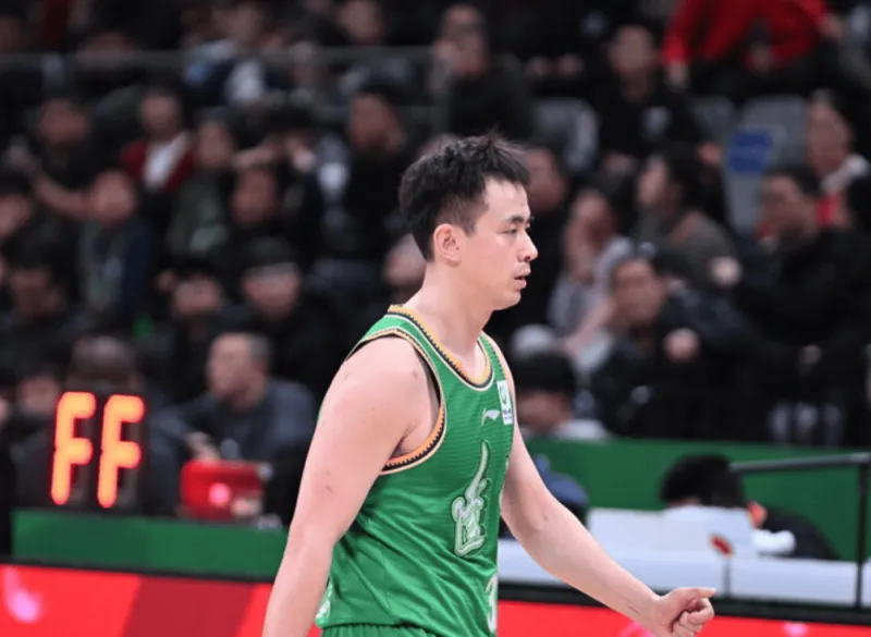 赵继伟全场9中4，三分6中1得到12分7篮板6助攻